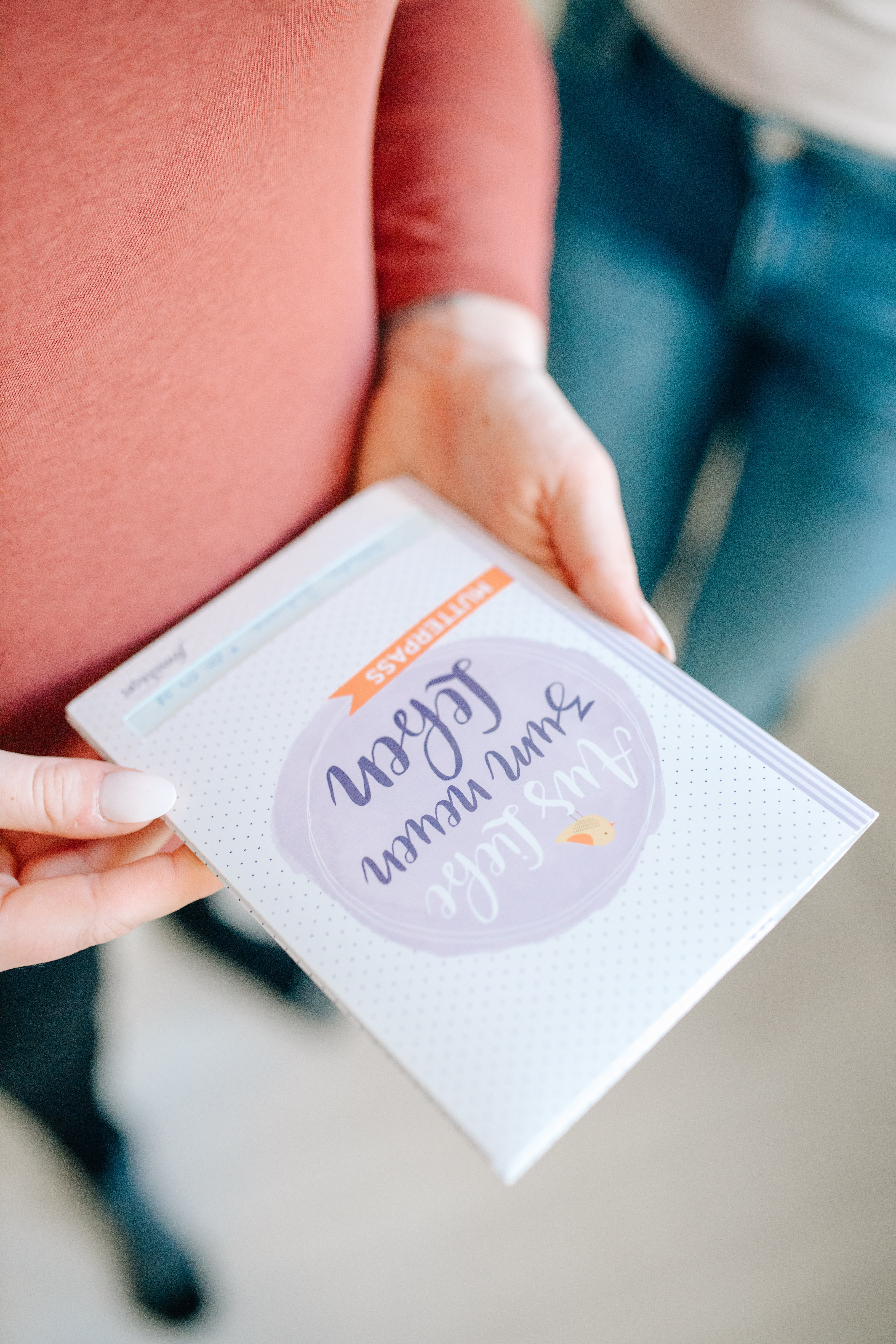Nancy Lee sitzt auf Treppe